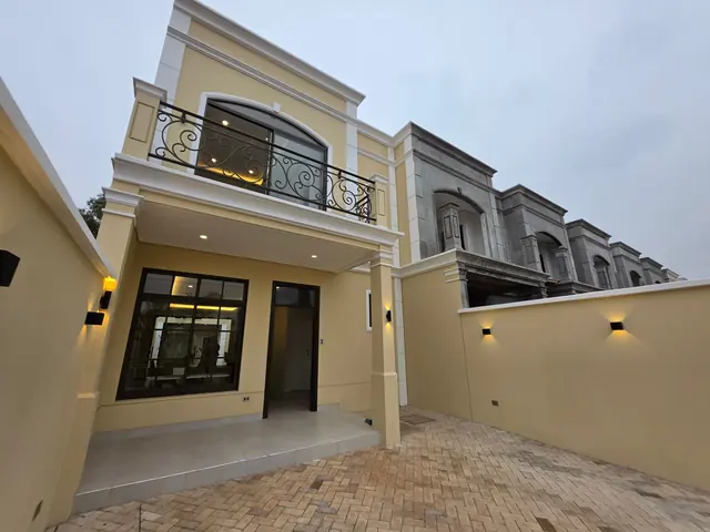 La casa modelo terminada, con las casas vecinas todavía en obra